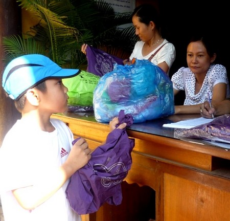 Các[-]tầng[-]lớp[-]nhân[-]dân[-]tham[-]gia[-]đổi[-]túi[-]nilon[-]lấy[-]túi[-]thân[-]thiện[-]môi[-]trường